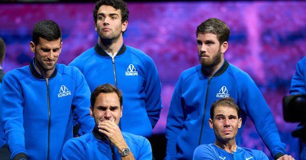 De gauche à droite, au premier rang, Roger Federer et Rafael Nadal : « Une partie de moi part avec Federer», dit Nadal avec émotion. (photo, Reuters)
