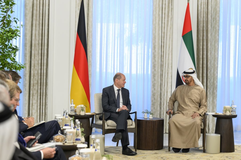 Le président des Émirats arabes unis rencontre le chancelier allemand Scholz à Abou Dhabi