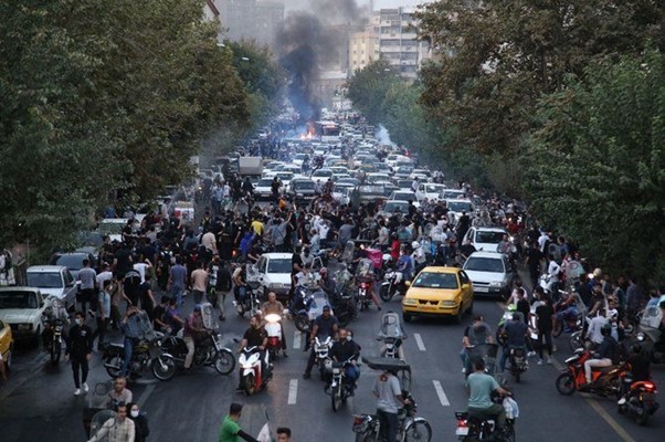 Les manifestations font tache d’huile en Iran, violences et blocage d’internet se poursuivent