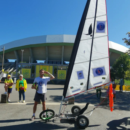 Un comédien fait Paris-Nantes en char à voile après une blague de l'entraîneur du PSG
