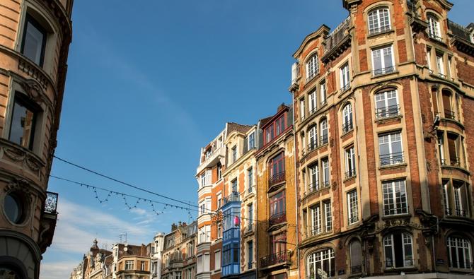 Photo prise le 30 octobre 2014 montrant des bâtiments de la rue de Béthune, une rue piétonne de Lille, dans le nord de la France. (Photo, AFP)