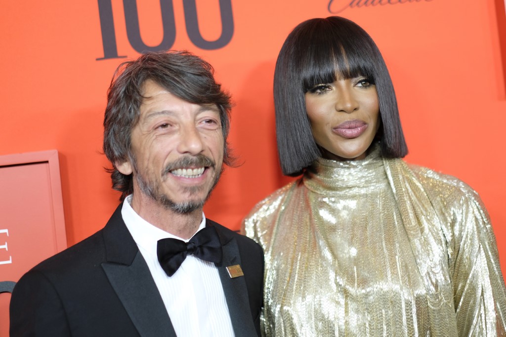 De gauche à droite, le directeur artistique de Valentino, Pierpaolo Piccioli, et le mannequin Naomi Campbell le 23 avril 2019 à New York. « «Penser qu'il y a des gens, des êtres humains qui en ce moment peuvent craindre, avoir peur, des conséquences de ces élections me rend fou de rage», a déclaré Pierpaolo Piccioli lors de la fashion week de Milan. (Dimitrios Kambouris/Getty Images for TIME/AFP)