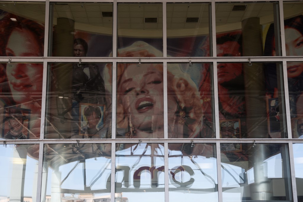 Une photo de l'actrice Marilyn Monroe est affichée dans le hall du cinéma AMC Bay Street 16 le 23 août 2022 à Emeryville, en Californie. (Justin Sullivan/Getty Images/AFP)