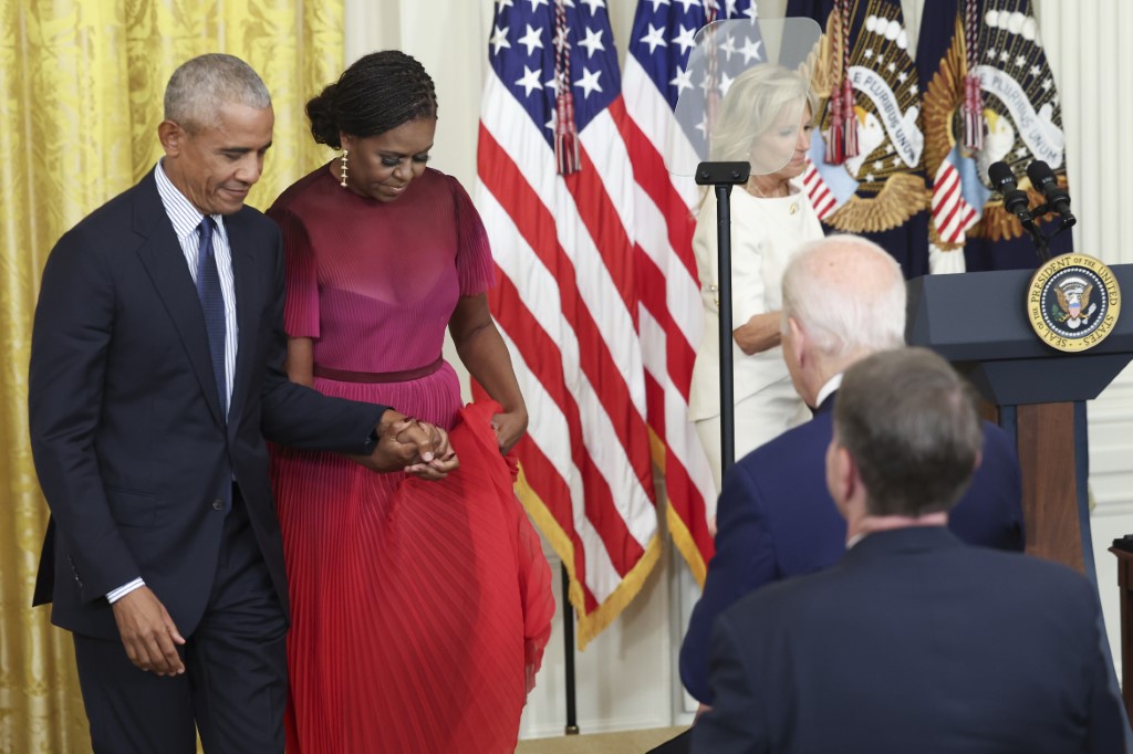 Biden invite les Obama à dévoiler leurs portraits, renouant avec une tradition rompue par Trump