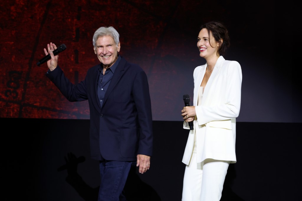 (De gauche à droite) Harrison Ford et Phoebe Waller-Bridge parlent sur scène pendant la D23 Expo 2022 au Anaheim Convention Center à Anaheim, en Californie, le 10 septembre 2022. (Photo par Jesse Grant / Getty Images North America / Getty Images via AFP)