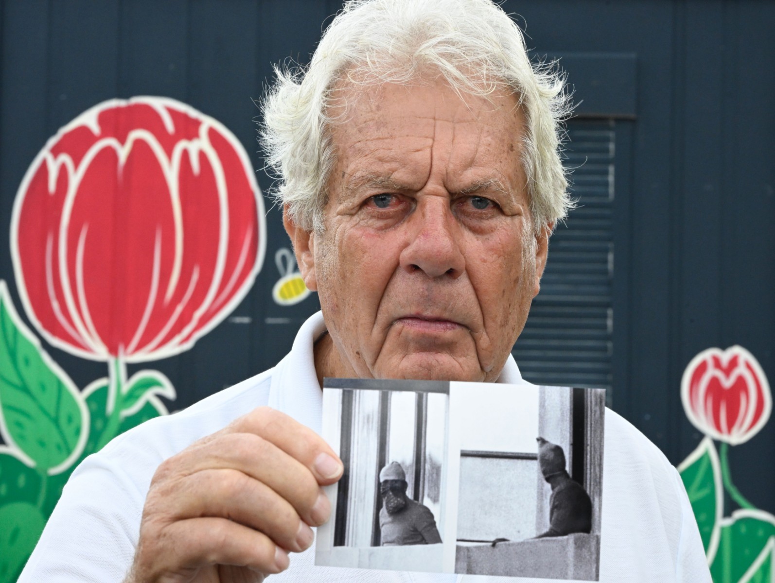 L'ancien joueur de handball Klaus Langhoff, qui a été témoin du saccage des Jeux olympiques de Munich en 1972, montre l'une de ses photos lors d'un entretien avec l'AFP à Rostock, dans le nord-est de l'Allemagne, le 25 août 2022. (Photo : Tobias Schwarz / AFP)