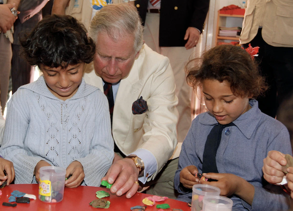 Le prince Charles joue avec des enfants lors de sa visite au parc du roi Abdallah pour les réfugiés syriens à Ramtha city, au nord d'Amman, le 13 mars 2013. (AFP)