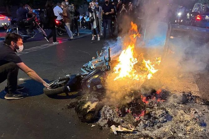 Trois morts dans les protestations contre le décès d'une femme détenue en Iran