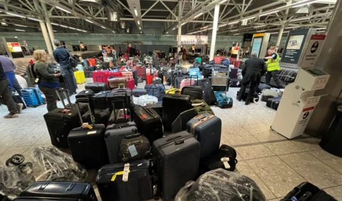 Des valises non récupérées à la récupération des bagages du terminal 3 d'Heathrow, à l'ouest de Londres, le 8 juillet 2022. (Photo, AFP)