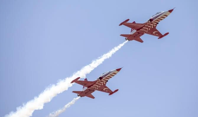 Des avions de chasse F5 volent lors d'une cérémonie officielle commémorant l'invasion de Chypre par la Turquie en 1974, dans la partie nord de la capitale de l'île, Nicosie, en juillet 20, 2022. (AFP)