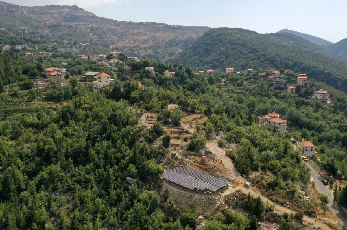 Cette photo prise le 29 août 2022 montre une vue aérienne du système de panneaux solaires installé dans le village de Toula, au nord du Liban. (Photo par Dylan Collins / AFP)