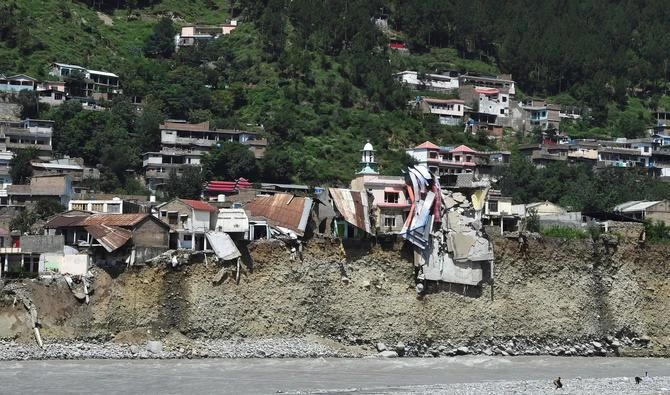 Une vue générale montre des maisons détruites par des crues soudaines près des rives de la rivière Swat après de fortes pluies dans la région de Madyan de la vallée de Swat, province de Khyber Pakhtunkhwa, le 31 août 2022. (AFP)