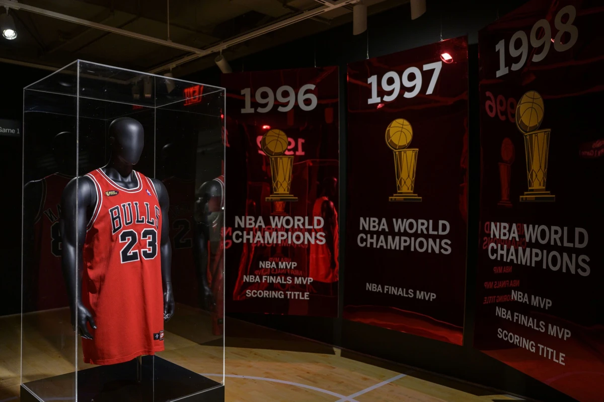 Un maillot du basketteur Michael Jordan vendu aux enchères pour 10,1 millions de dollars, un record