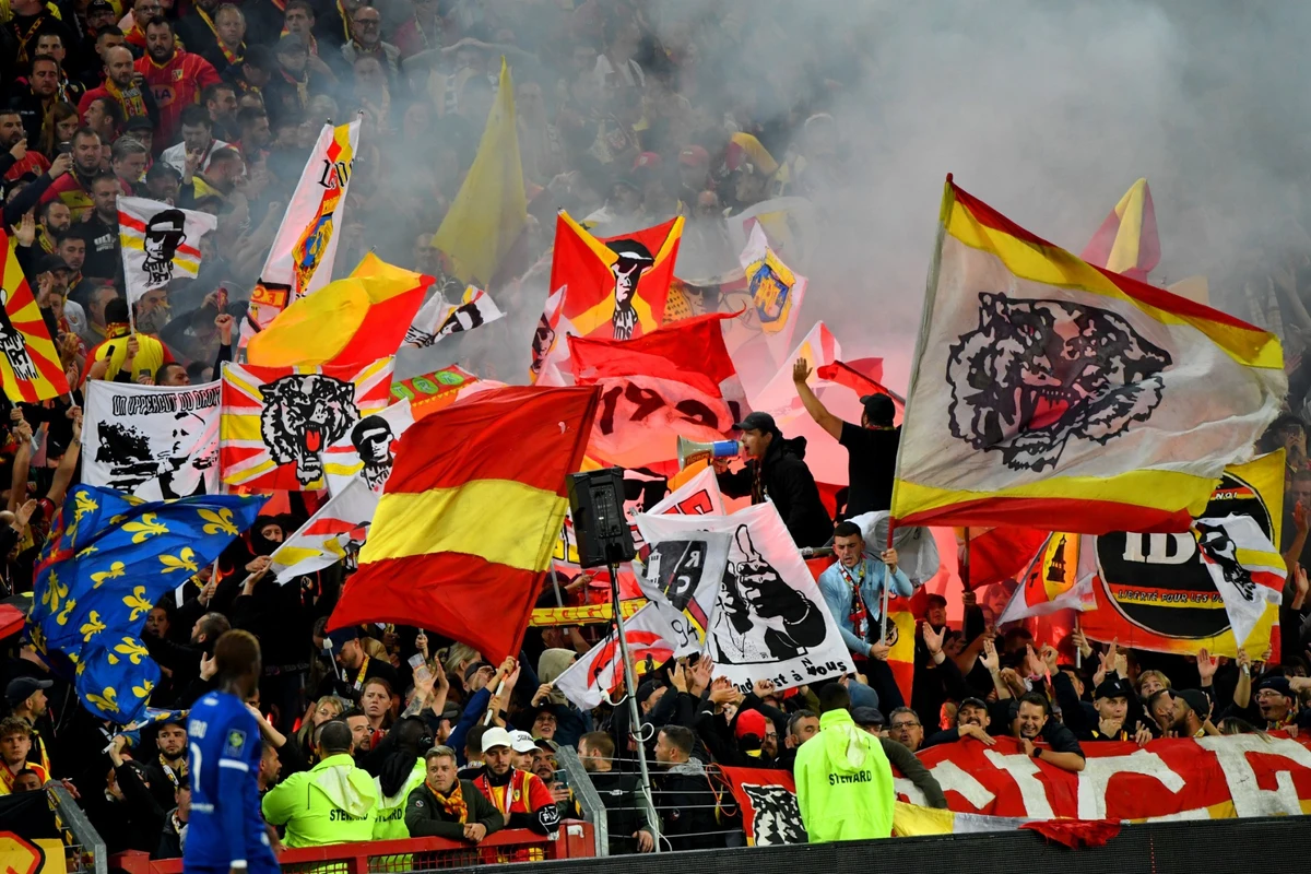 Les supporters de Lens encouragent leur équipe lors du match de football de L1 française entre le RC Lens et Troyes (ESTAC) au Stade Bollaert-Delelis à Lens, dans le nord de la France, le 9 septembre 2022. (Photo par Francois Lo Presti / AFP)