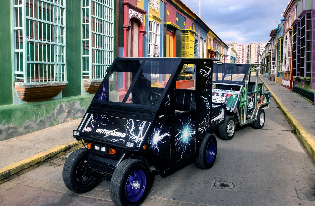 Des véhicules électriques fabriqués par le Vénézuélien Augusto Pradelli sont exposés dans une rue du quartier El Saladillo à Maracaibo, dans l'État de Zulia, au Venezuela, le 10 septembre 2022. (Photo de Luis Bravo / AFP)