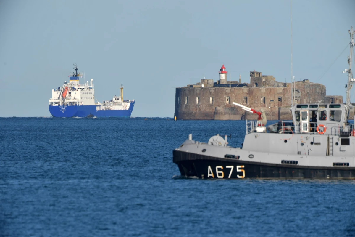 Le "Pacific Egret", un navire spécialisé de la compagnie de transport de matières nucléaires Pacific Nuclear Transport Limited (PNTL), chargé de combustible d'oxyde mixte (MOX) radioactif, quitte sous escorte militaire le port de Cherbourg-Octeville, dans le nord-ouest de la France, le 17 septembre 2022, pour transporter les matières vers le Japon. (Photo de Jean-Francois Monier / AFP)