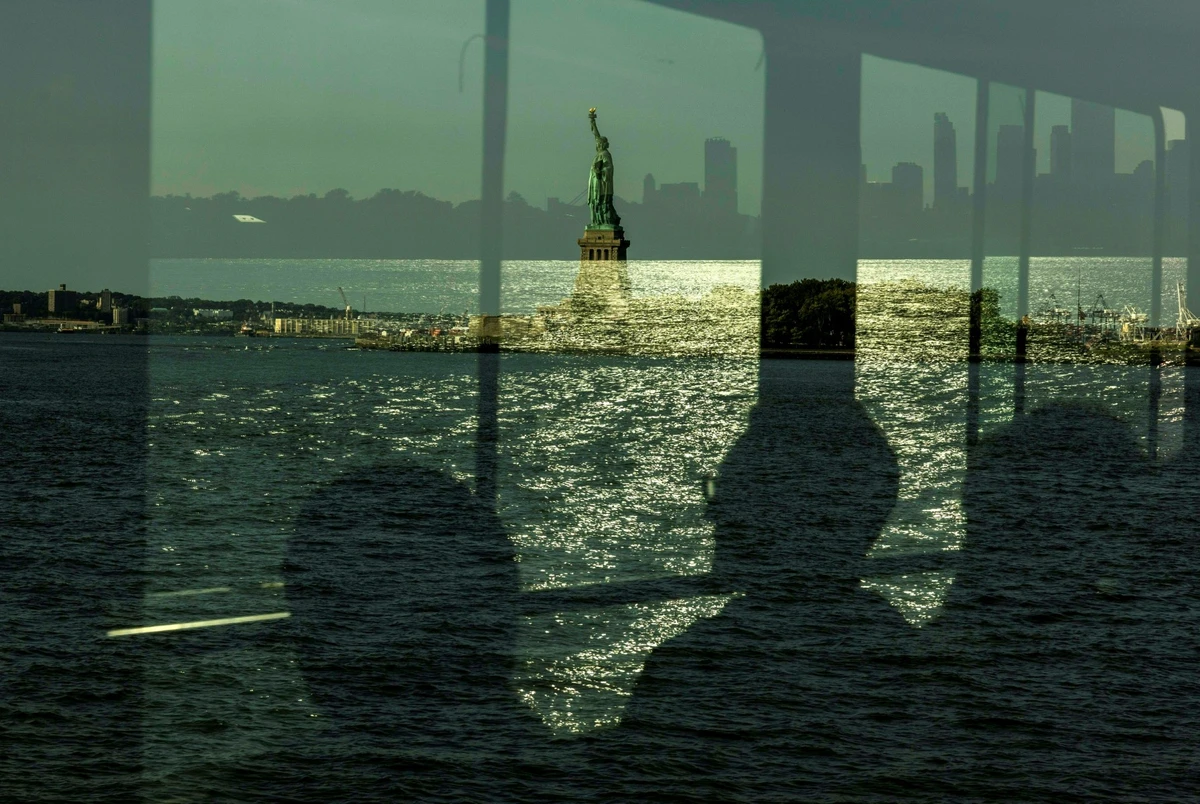 «Ma place est ici»: de nouveaux citoyens américains prêtent serment à Ellis Island
