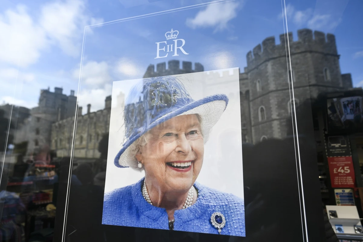 Dans une galerie londonienne, hommage en portraits à la reine Elizabeth II