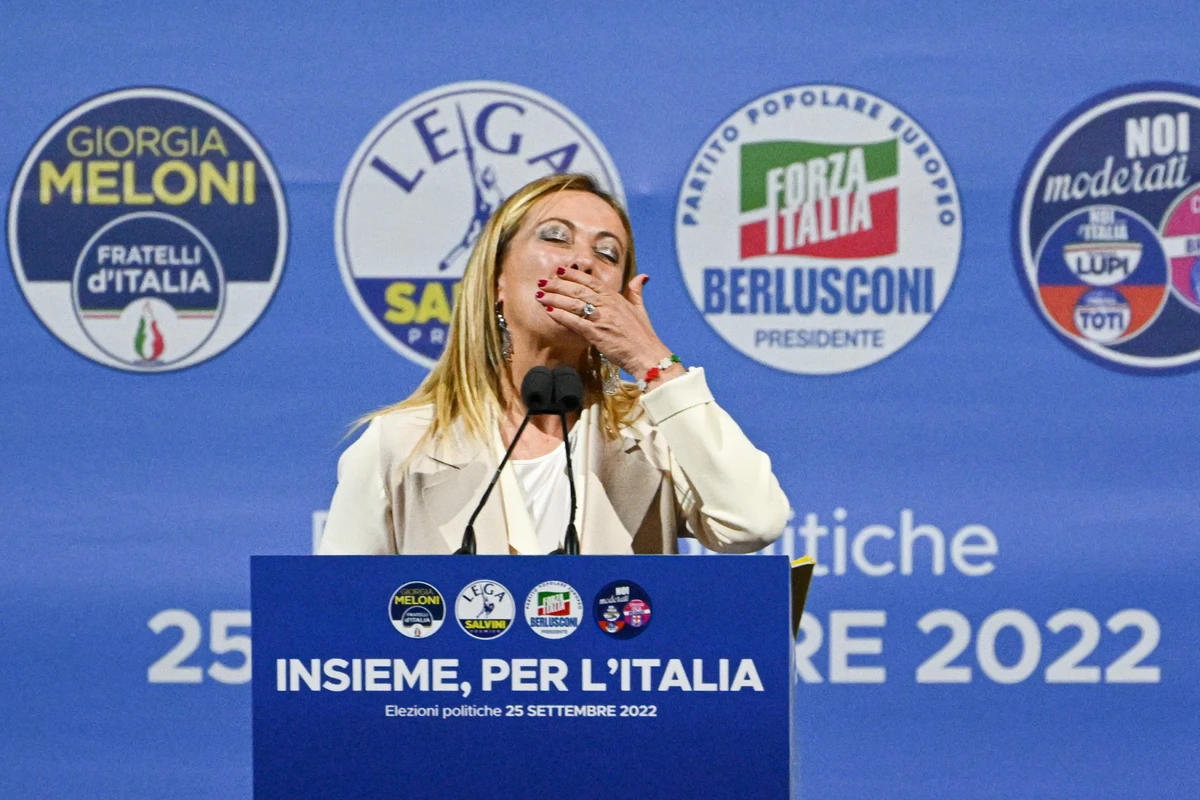 La chef du parti Frères d'Italie, Giorgia Meloni, le 22 septembre 2022, lors d'un rassemblement commun des partis de droite italiens Frères d'Italie (FdI), Ligue (Lega) et Forza Italia sur la Piazza del Popolo à Rome, en vue des élections générales du 25 septembre. (Photo par Andreas Solaro / AFP)