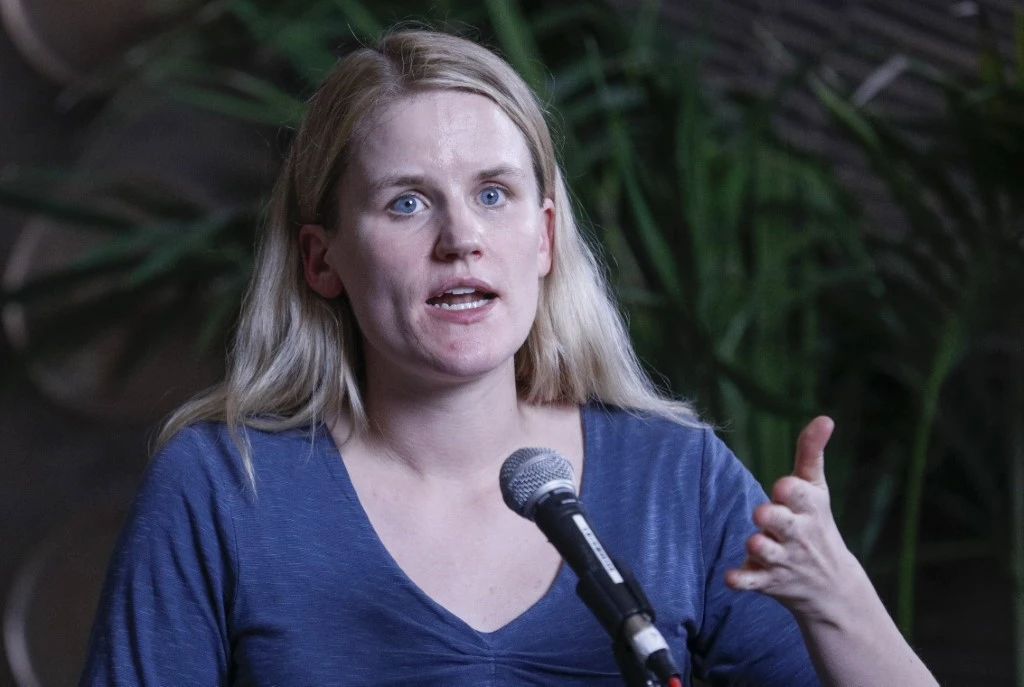 Dans cette photo d'archive prise le 3 mars 2022, Frances Haugen, dénonciatrice de Facebook, prend la parole lors d'une conférence organisée par Fossil Free Stanford et SumOfUs à Stanford, en Californie. (Photo : Kimberly White / Getty Images North America / AFP)