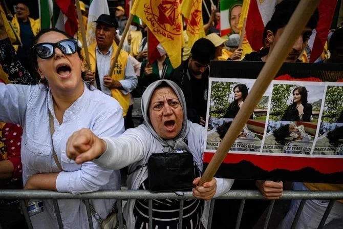 Des dissidents et d’anciens otages du régime iranien lancent des poursuites judiciaires contre Ebrahim Raïssi