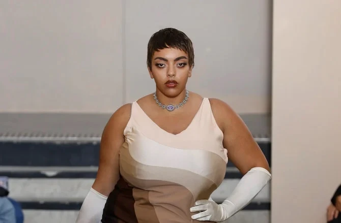 La mannequin tunisienne Ameni Esseibi arbore un style élégant à la Semaine de la mode de Paris