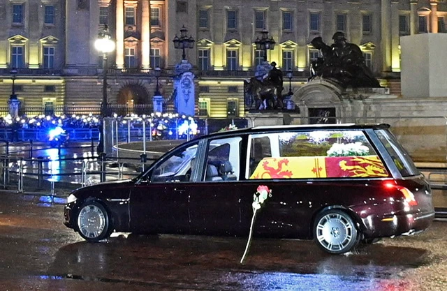 La dépouille d'Elizabeth II à Londres pour d'ultimes adieux