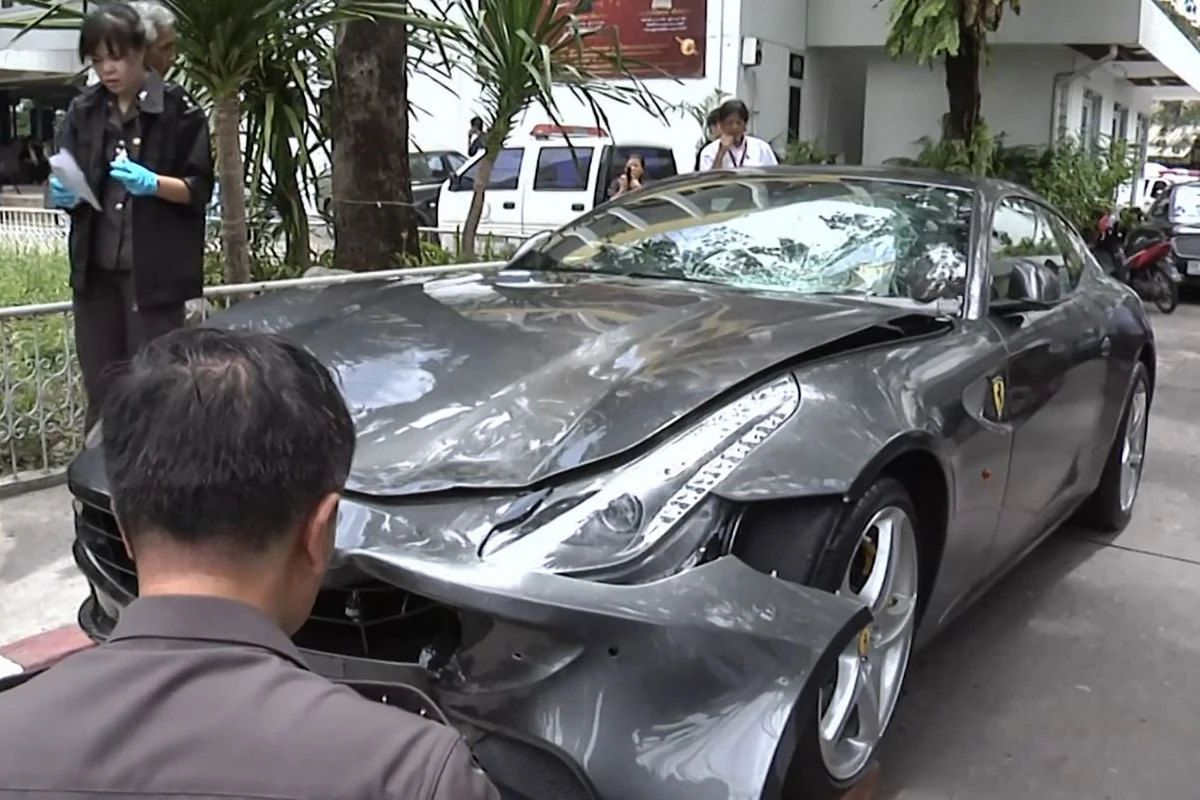 Cette image tirée d'une vidéo prise le 3 septembre 2012 et reçue de Thai PBS via AFPTV le 3 septembre 2022 montre la police inspectant la voiture Ferrari appartenant à l'héritier de Red Bull, Vorayuth «Boss» Yoovidhya, à Bangkok, après un délit de fuite qui a entraîné la mort d'un policier.