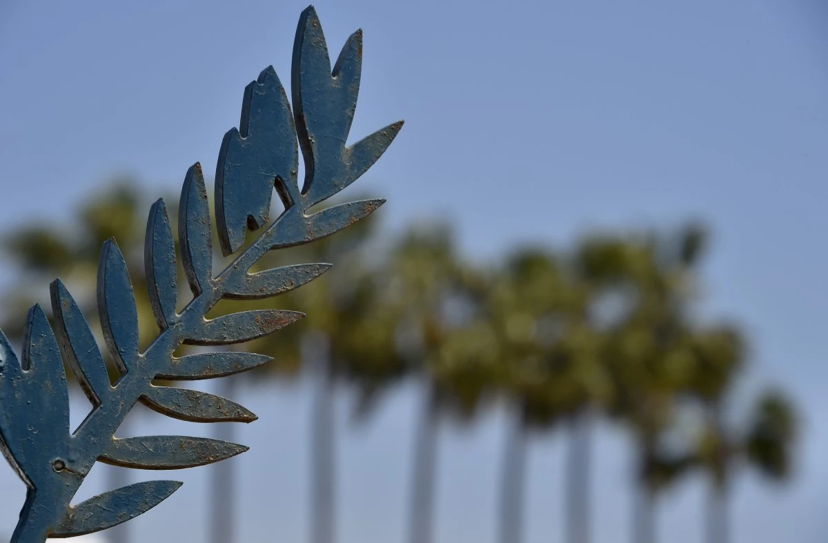 Cannes veut «réinventer» sa Croisette en rouge