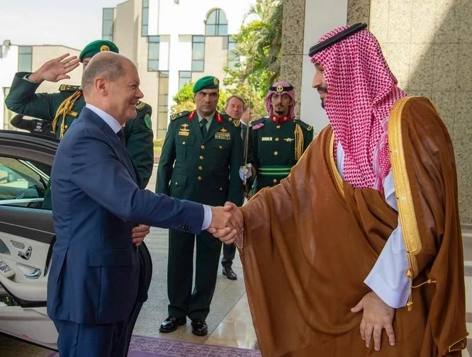 Le prince héritier saoudien et le chancelier allemand Scholz discutent des relations et des domaines de coopération