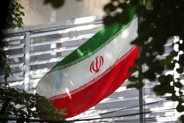 Le drapeau iranien devant un bâtiment officiel (fournie)