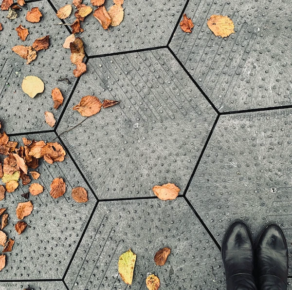 Les dalles « Puple Solo » (photo purplealternativesurface.com)