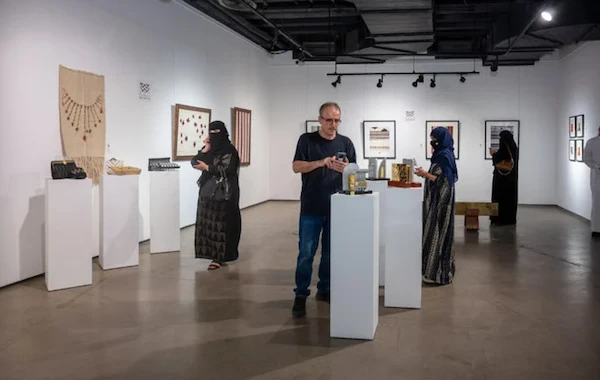 L'exposition «Saudi Crafts» a réuni un certain nombre de studios d'artisanat collectifs et de designers locaux, tels que Desert Designs, Herfa Association, Sadu Tarha, Wuhah Studio et bien d'autres encore. (Photo fournie)