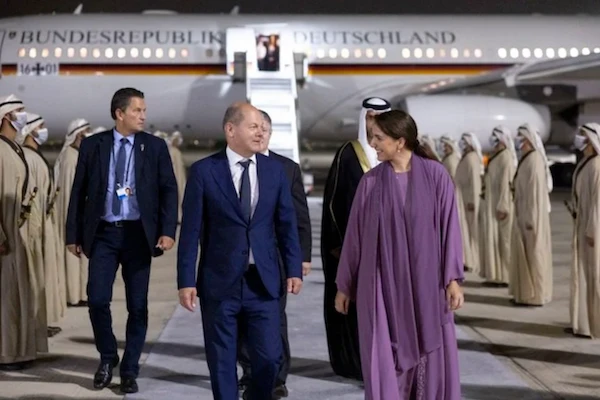 Le chancelier allemand Olaf Scholz a été accueilli par la ministre du changement climatique et de l'environnement des EAU, Mariam bint Mohammed Almheiri, et plusieurs officiels à Abu Dhabi. (WAM)
