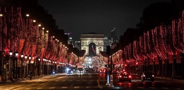 Les Champs-Élysées un peu moins éclairés pour économiser l'énergie