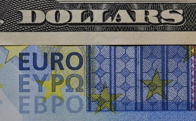 L'euro de nouveau proche de son plus bas depuis 20 ans face au dollar