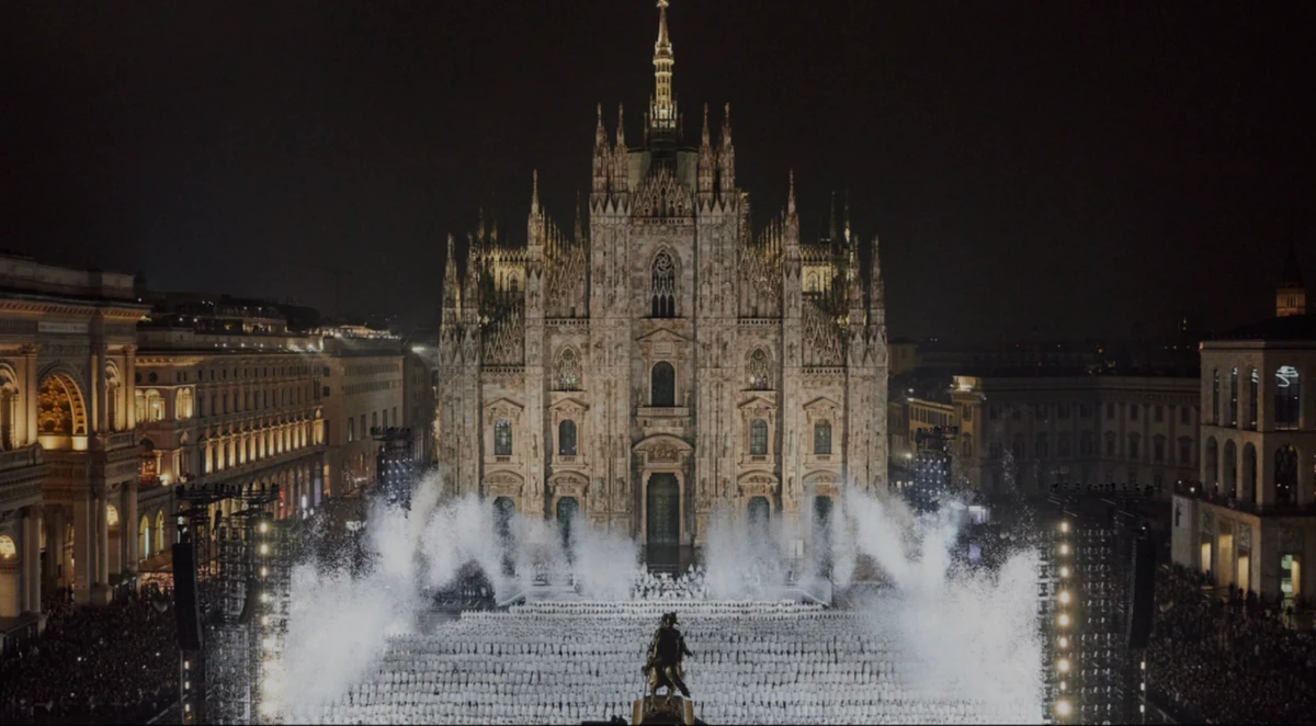 Pour le 70e anniversaire de Moncler, le chorégraphe Sadeck Berrabah enchante la piazza del Duomo