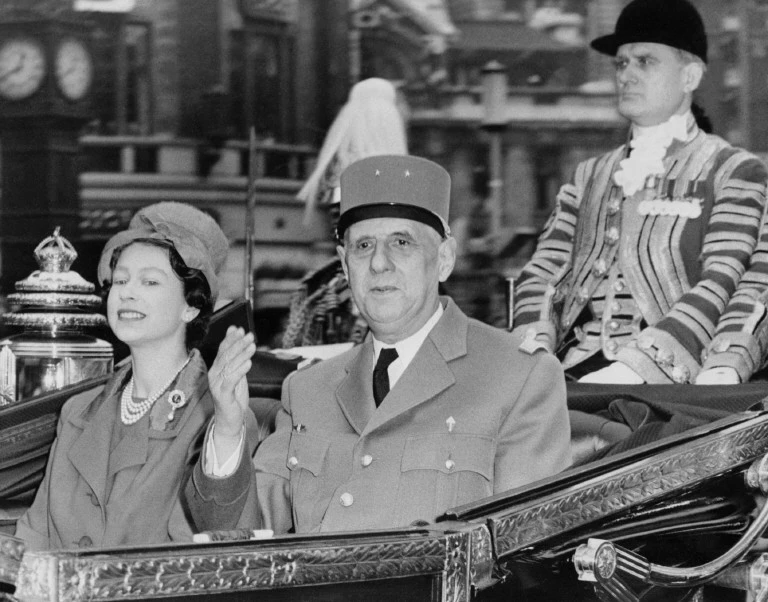Le président français, le général Charles de Gaulle avec La reine britannique Elizabeth II au Palais de Buckingham, le 5 Avril 1960. (Photo AFP)