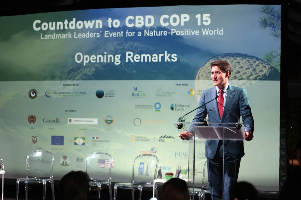 Justin Trudeau, Premier ministre du Canada, prend la parole sur scène lors de Countdown to COP15 à Central Park Zoo le 20 septembre 2022 à New York. (Photo par Monica Schipper / Getty Images North America / Getty Images via AFP)