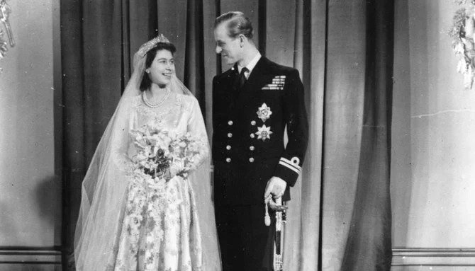 Retour sur la robe de mariée de la reine Elizabeth ll, faite avec du brocart syrien
