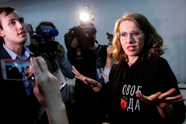 Russie: en fuite en Lituanie, Ksenia Sobtchak dénonce « un raid contre sa rédaction»