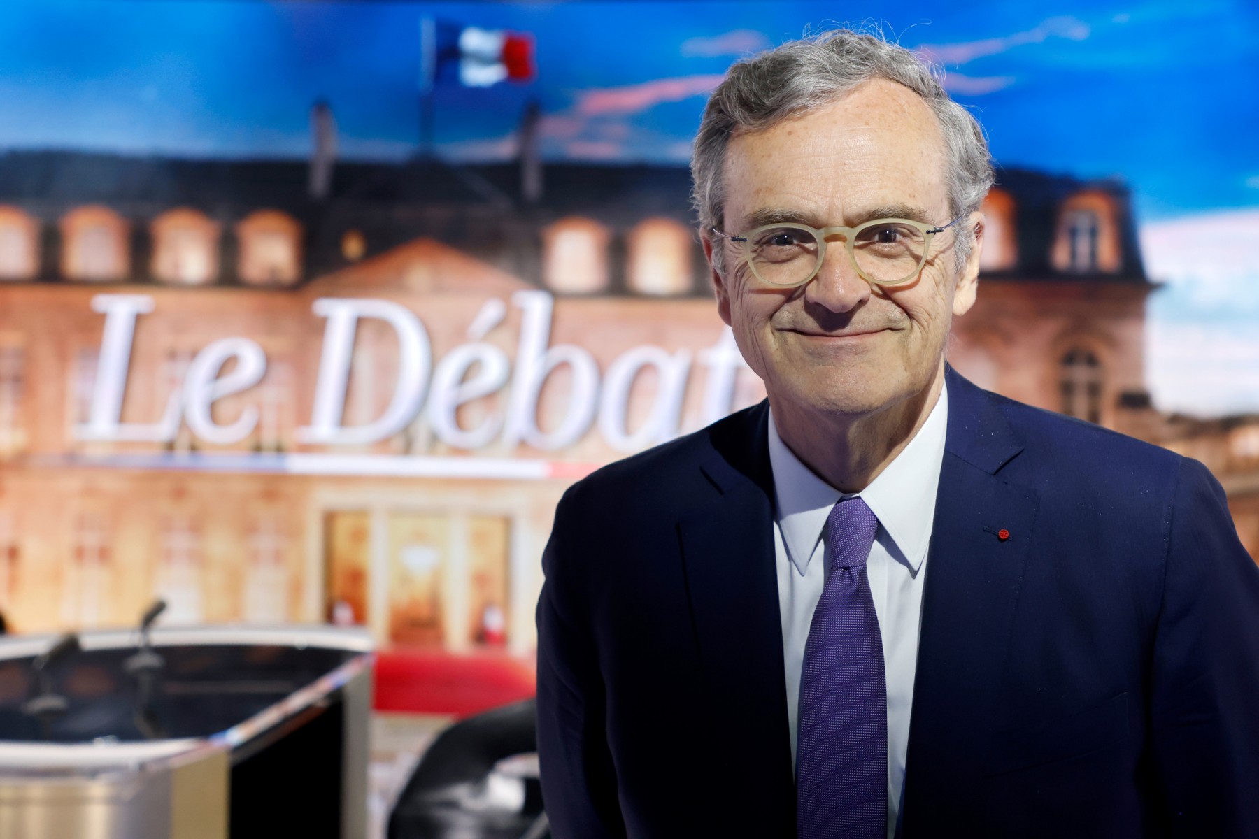 Le président de l'Arcom, Roch-Olivier Maistre, pose sur le plateau du débat entre Marine Le Pen et Emmanuel Macron, le 20 avril 2022, quatre jours avant le second tour de l'élection présidentielle française. (Photo : Ludovic MARIN / Pool / AFP)
