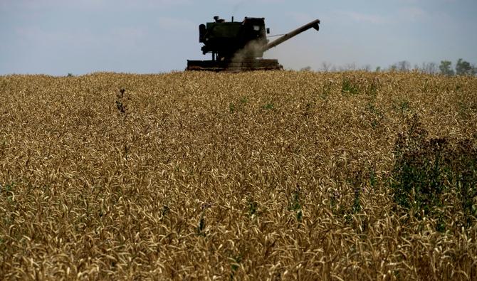 Une moissonneuse-batteuse à céréales récoltant du blé près de Novoazovsk, à l'extérieur de Marioupol (Photo, AFP).