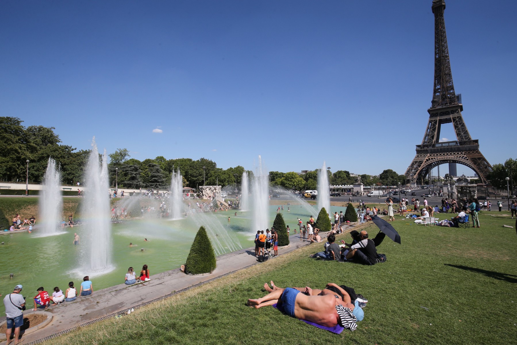 La mairie de Paris renonce à des constructions controversées au pied de la Tour Eiffel