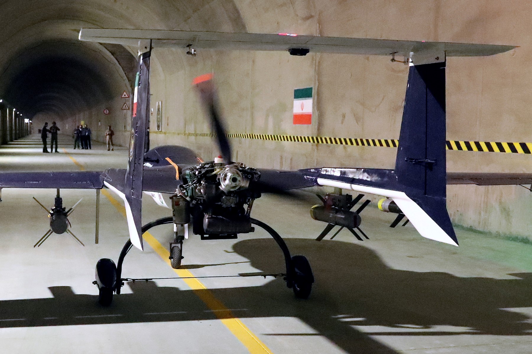 Un véhicule aérien militaire sans pilote (UAV ou drone) sur une piste lors d'un exercice de drone en Iran (Photo, AFP).