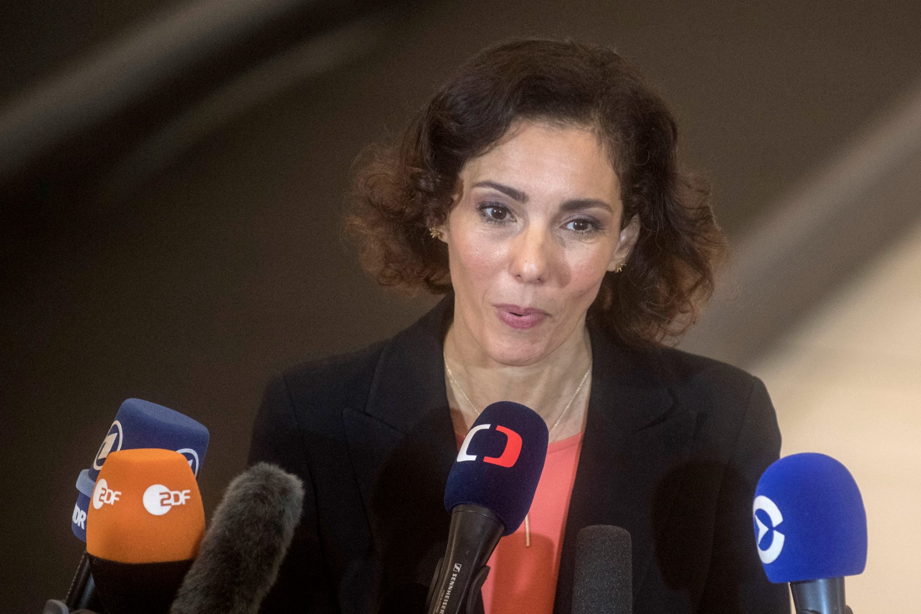 «Vous n'êtes pas seules»: La cheffe de la diplomatie belge se coupe une mèche en soutien aux Iraniennes