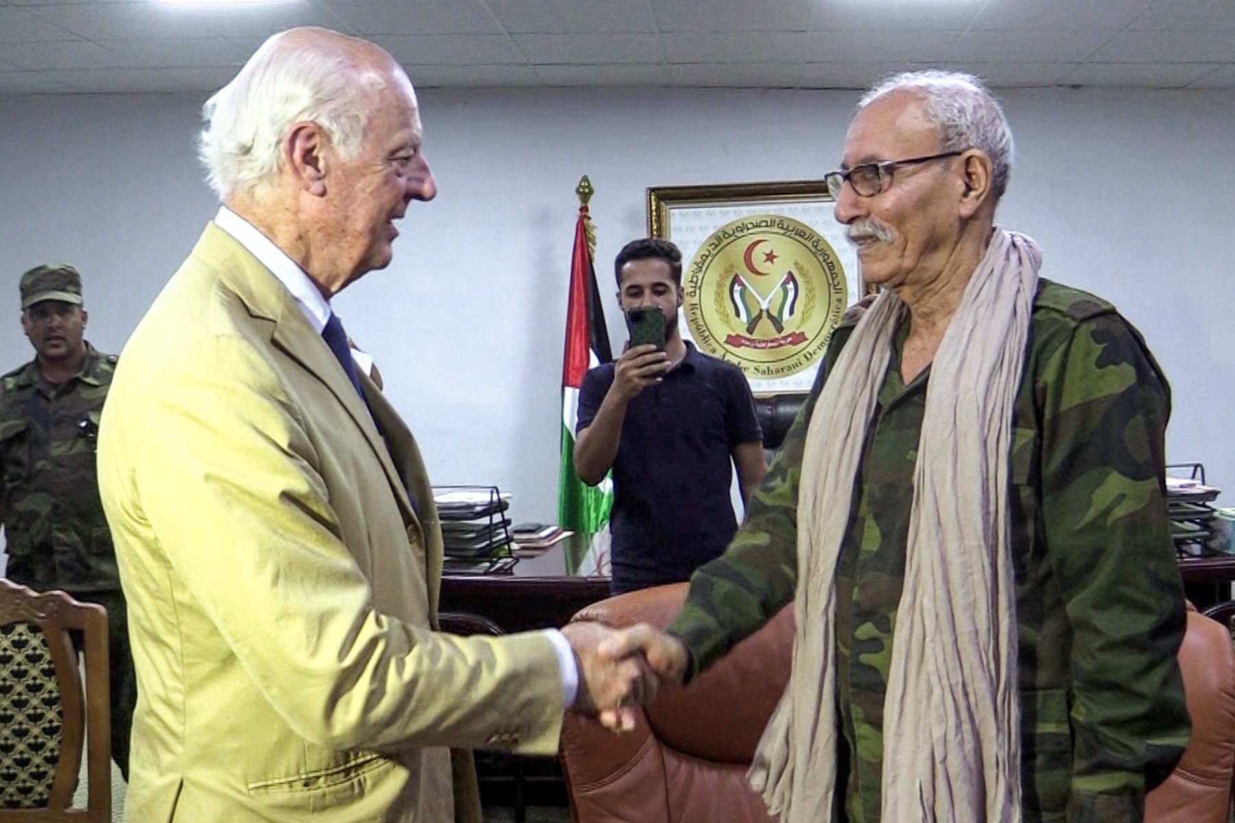 L'envoyé de l'ONU pour le Sahara occidental, Staffan de Mistura (à gauche), serre la main du chef du Polisario, Brahim Ghali (à droite), dans la ville de Tindouf, dans le sud-ouest de l'Algérie, le 4 septembre 2022. (Photo, AFP)