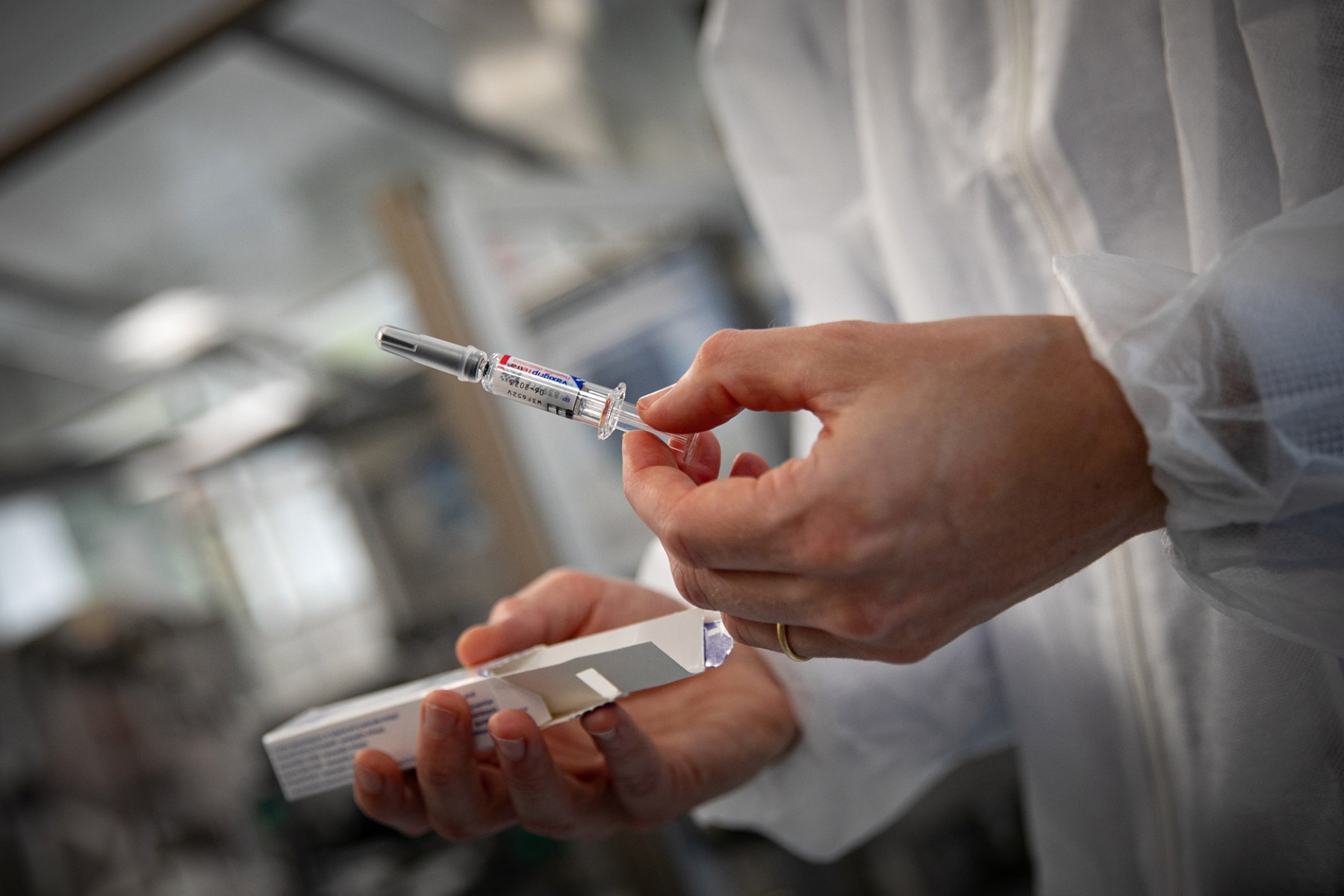 Déjà dans une vague Covid, la France commence à vacciner contre la grippe