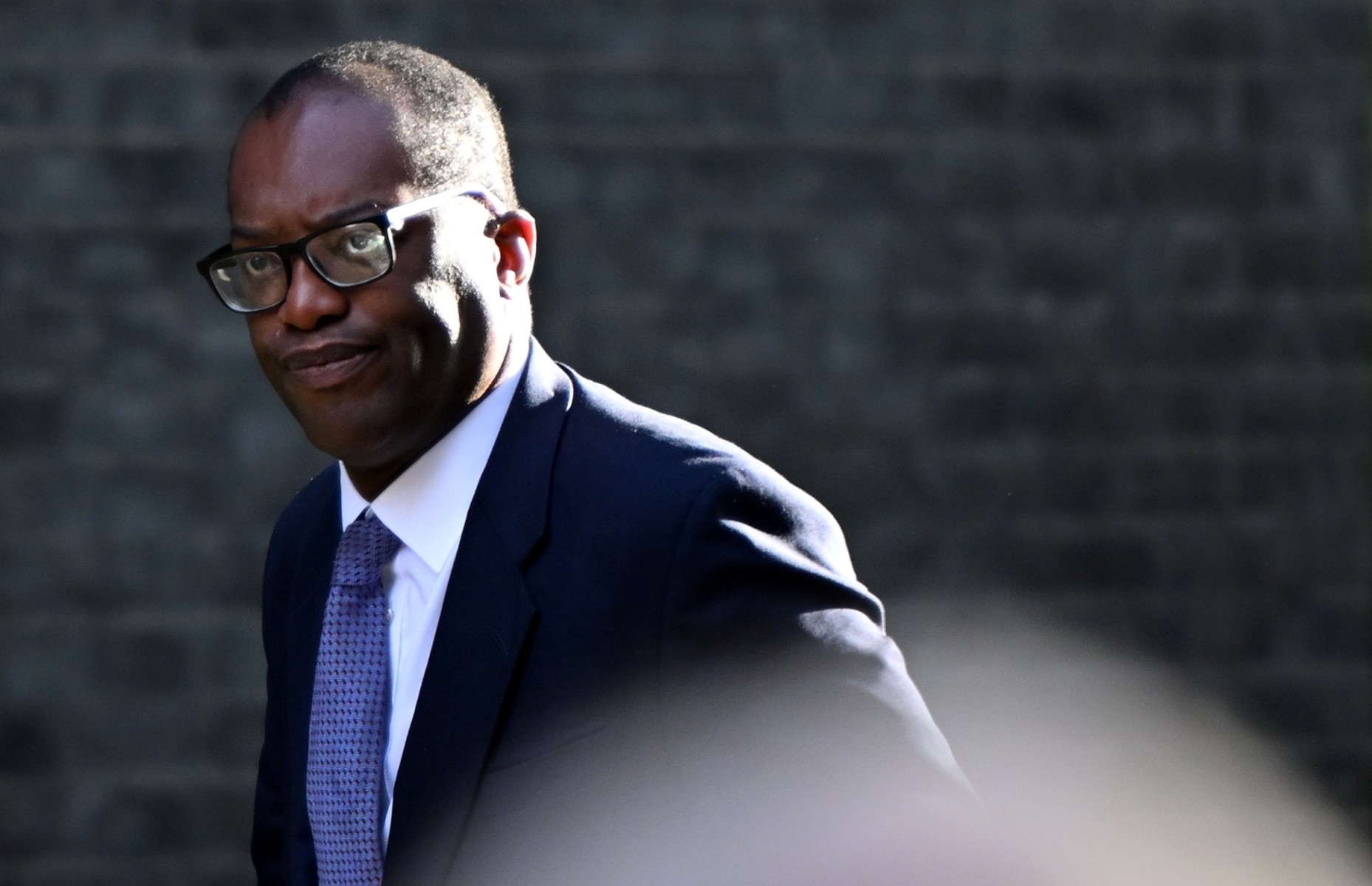 Le ministre des Finances britannique défend son mini-budget malgré le chaos financier