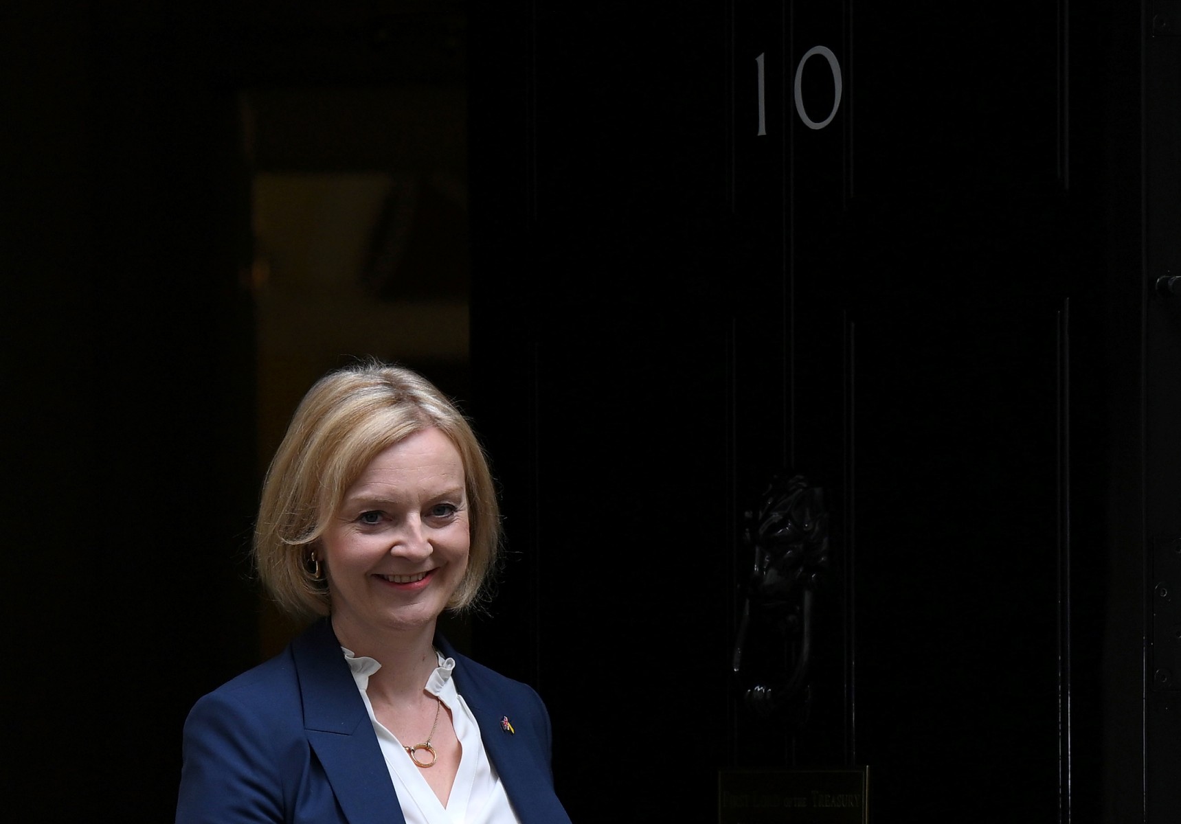 Fragilisée, Liz Truss assume son revirement fiscal